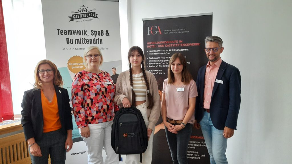 2023-07_FHF spendiert VABO Bücher_Bild 1